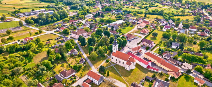Tömegével özönlenek a külföldiek ebbe a kis nógrádi faluba, mindegyikük ide akar költözni, rendkívüli dolog miatt döntenek így