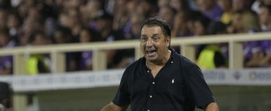 Félbeszakadt a Puskás Akadémia meccse, bundázásról és kirúgásról beszélnek a szurkolók, Mészáros Lőrinc tajtékzik