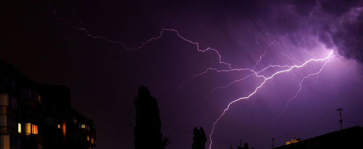 Megérkezett a hidegfront, 9 vármegyére buknak rá a záporok, veszélyes villámok várhatóak - Időjárás-előrjelzés