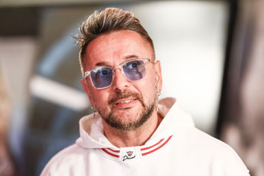 Majka ismét alakított, a kormányváltásról üvöltözött a színpadon