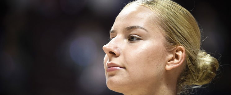 „A világbajnokságon a helye” – A külföldi drukkerek begőzöltek a magyar bombázó hosszú combjaitól, megválasztották a legjobbnak