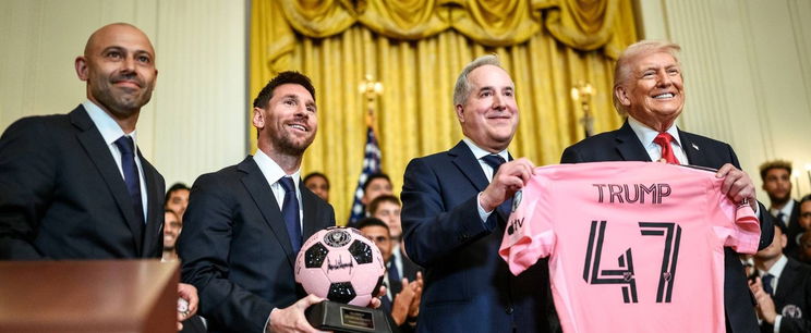 Orbán Viktor után újra egy magyarnak tapsolt a Fehér Ház, Donald Trump mégis levegőnek nézte