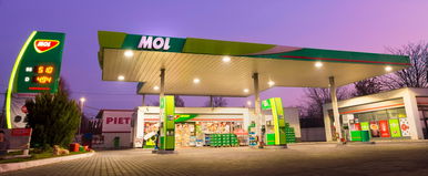 Szlovákiában ennyivel olcsóbb a benzin, mint nálunk, újabb drágulás jön Irán véreskezű vezetője miatt