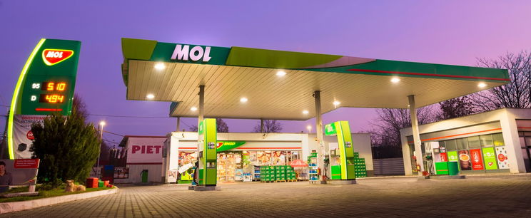 Szlovákiában ennyivel olcsóbb a benzin, mint nálunk, újabb drágulás jön Irán véreskezű vezetője miatt