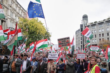 Csak így nyerheti meg a választást a Tisza Párt 2026-ban, a csúcspolitikus különös kijelentést tett százezrek előtt?