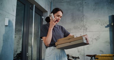 Szívtelenül megalázták a kőgazdag autókereskedők az ételfutárt, de nagyon hamar megbánták