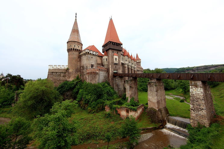 Titkos doboz rejtőzött Hunyadi János szobra alatt, sokkot kaptak a restaurátorok amikor kinyitották