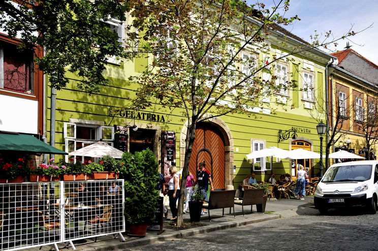 Brutális összeget egy magyar cukrászda a helyben fogyasztásért, kiakadtak a vásárlók