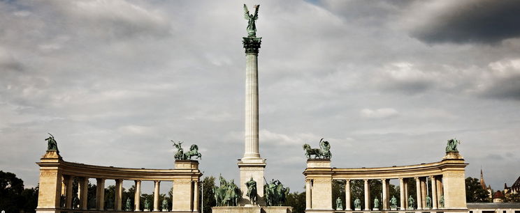 Leemelték a Hősök tere ikonikus szobrát, meglepő dolgot találtak alatta