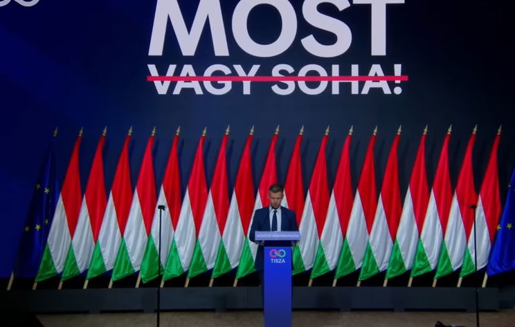 Hatalmas balhé keveredett a TISZA Párt plakátjából egy balatoni házban, furcsa feliratok lepték el az utcát