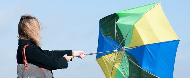 Elképesztő erővel tarolja le az országot a szél, és pontosan látni, hol vágja földhöz a vármegyéket a hidegfront