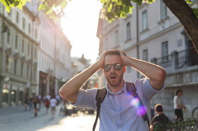 Biztonsági kamerát szerelt fel a férfi a kertjébe, gusztustalan dolgot rögzített a szomszédról