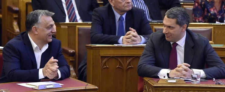 Lázár János páros lábbal szállt bele Orbán Viktorba, pusztító viccek hangoztak el 