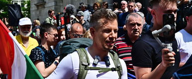 Élő adásban olyan történt Magyar Péterrel, ami még sosem magyar politikussal