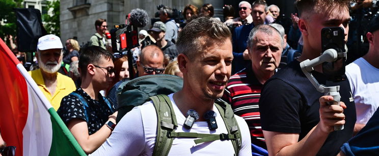 Élő adásban olyan történt Magyar Péterrel, ami még sosem magyar politikussal