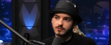 Fideszes művész szúrta hátba Azahriaht, érdekes az időzítés