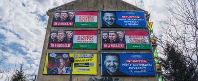 Példátlan rongálás ért egy Fidesz-plakátot Budapesten az utcán, a felvétel felperzselte az internetet