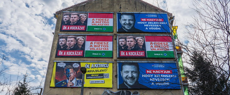 Példátlan rongálás ért egy Fidesz-plakátot Budapesten az utcán, a felvétel felperzselte az internetet