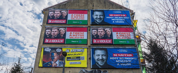 Példátlan rongálás ért egy Fidesz-plakátot Budapesten az utcán, a felvétel felperzselte az internetet