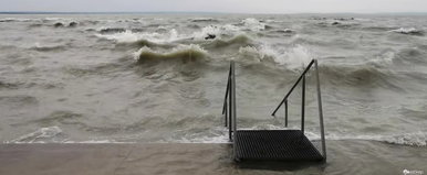 Brutális viharzóna tart több vármegyébe, a Balatonnál kezdődött, de mindenkihez elér a pusztító időjárás