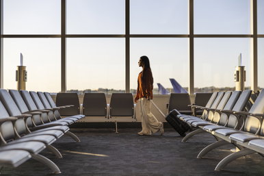 Spórolni akart a nő a repülőjegyen, élete végéig megemlegeti, amit a nyakába kapott