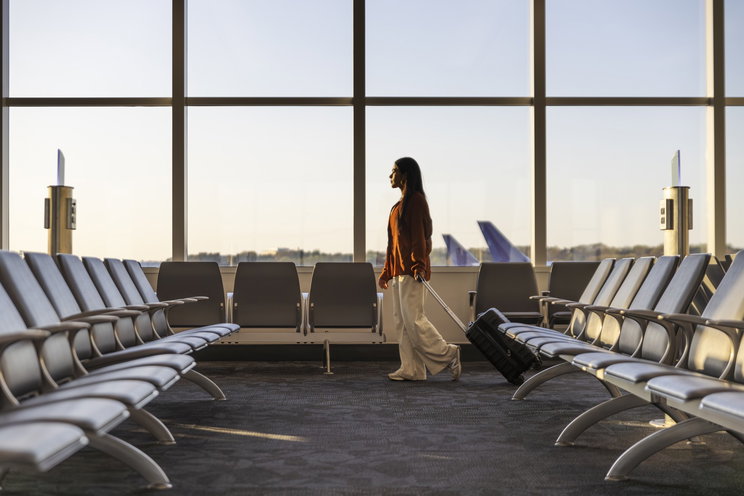 Spórolni akart a nő a repülőjegyen, élete végéig megemlegeti, amit a nyakába kapott