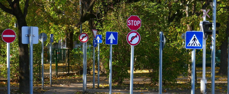 Eddig sosem látott KRESZ-tábla érkezik, furcsa szabályt készülnek bevezetni hazánkban