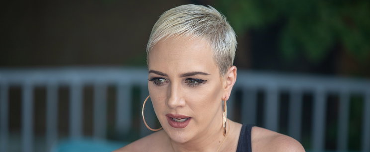 Így telnek Tóth Gabi munkanapjai a Parlamentben, megalázó videóban mutatták be az énekesnőt?