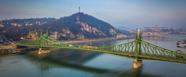 A Budai hegyekben őrzik Budapest kincsét, gigantikus dolgot vittek az erdő közepére