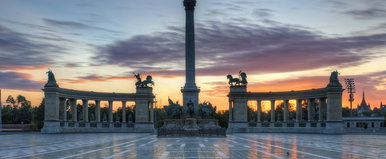 Furcsa dolgot szúrtak ki a Hősök terén a Rendszerbontó Nagykoncert előtt, sokan csak találgatják az okát