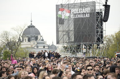 Korábban a Fideszt éltette a Rendszerbontó Nagykoncert fellépője, hiba csúszott a szervezés gépezetébe?