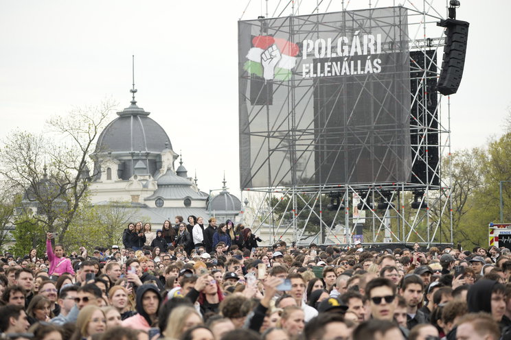 Korábban a Fideszt éltette a Rendszerbontó Nagykoncert fellépője, hiba csúszott a szervezés gépezetébe?