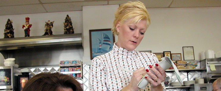 Hajánál fogva penderítették ki a vendéget az étteremből, hetek óta pikkelt rá a főpincér