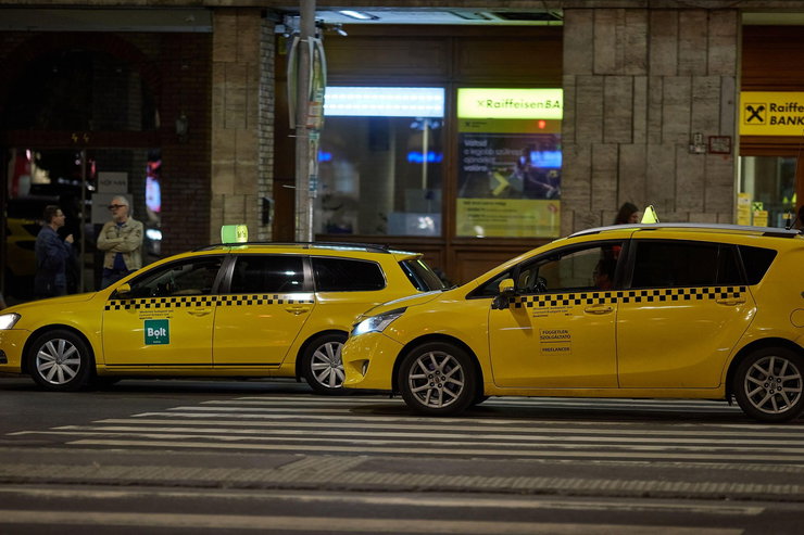 40 ezer forinttal akarta lerántani utasát a hiéna taxis, nagyon rossz emberbe kötött bele