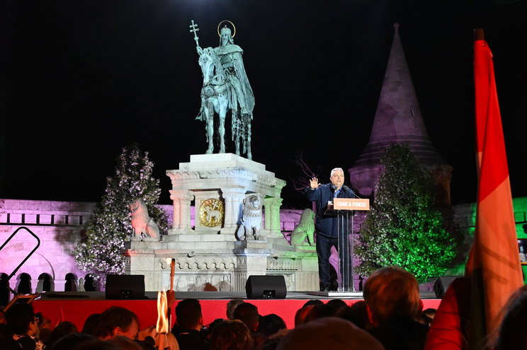 Végképp kiütötték Tóth Gabit a nyeregből? Egy másik megasztáros most a Fidesz kedvence