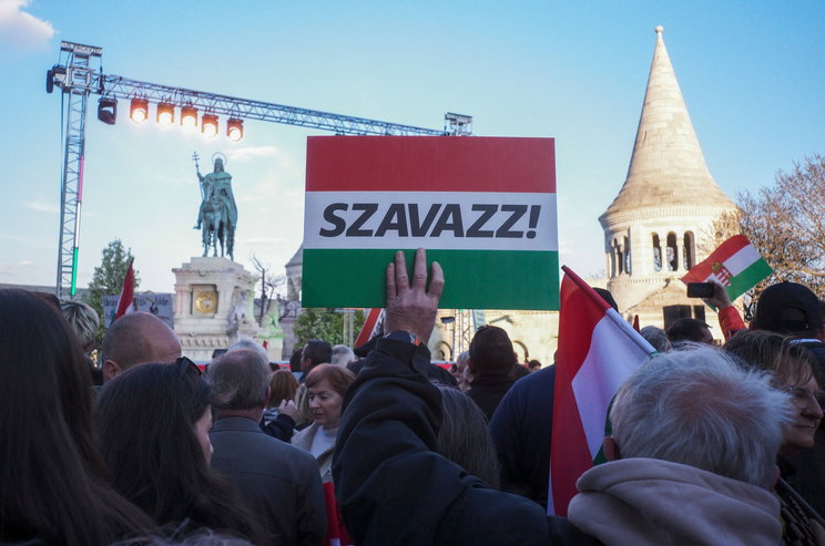 Egy magyar sztár már tudja, hogy a TISZA vagy a Fidesz nyer, lezárt dobozban nála van az eredmény?