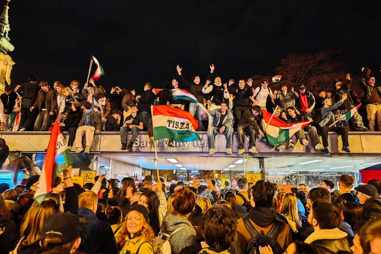 Rendkívüli jeleneteket videóztak Budapesten a választások után, csak kapkodjuk a fejünket