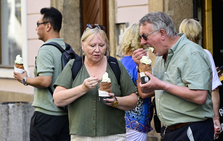 Óriási botrány a kürtőskalácsárusnál, kotnyeles vendég kötekedett egy vásárlóval