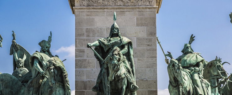 Furcsa szimbólum jelent meg a Hősök terén, kevesen tudják miért