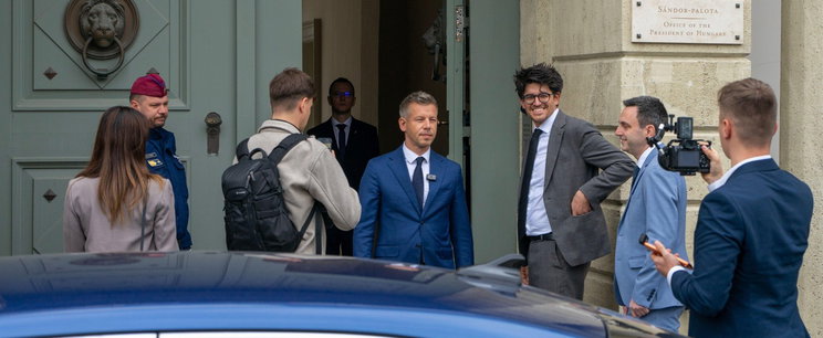 Megfejtették, ezt a 2 szót suttogta Magyar Péter, amikor belépett a Sándor-palotába