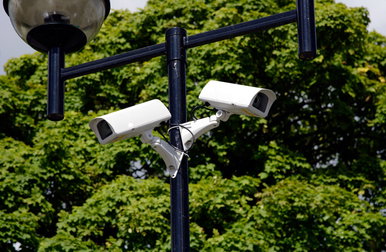 Gusztustalan jelenetet rögzített egy családi ház biztonsági kamerája, kiskorú érintett is lehet?