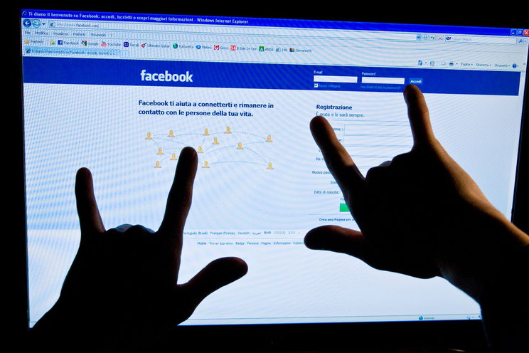 Pofátlan módszerrel próbálják kicsalni a magyarok pénzét a Facebookon, éhező gyerekekkel kampányolnak