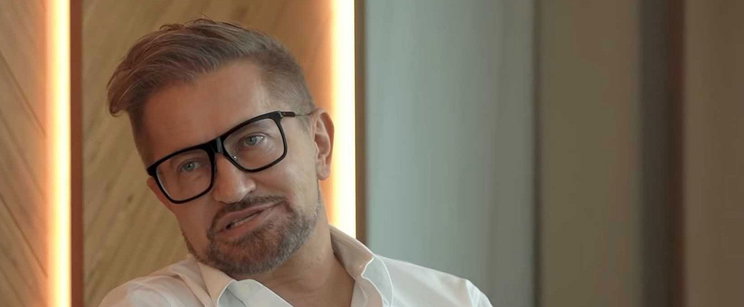 Felismerhetetlen Jákob Zoli, éttermi kép kering a neten a hírességről