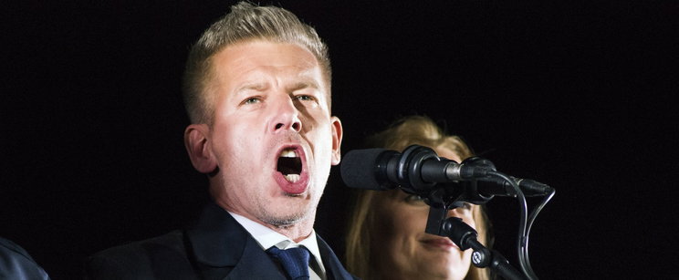 A norvég reptéren Magyar Péterről jelent meg egy óriási felirat, olyan szavakat használnak, ami azonnal felhívja a figyelmet