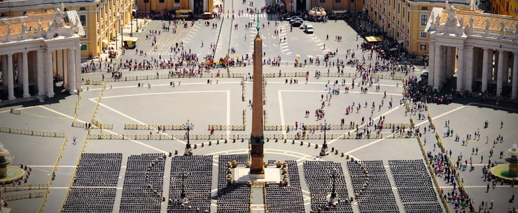 A Vatikán lezárt részén Magyarországról írnak, egyetlen óriási mondat áll a falon, ami pontosan ezt jelenti