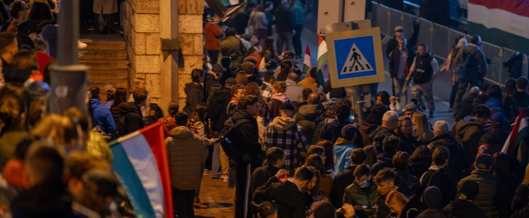 Furcsa egyenruhások lepték el Budapest belvárosát, senki sem érti mi történik