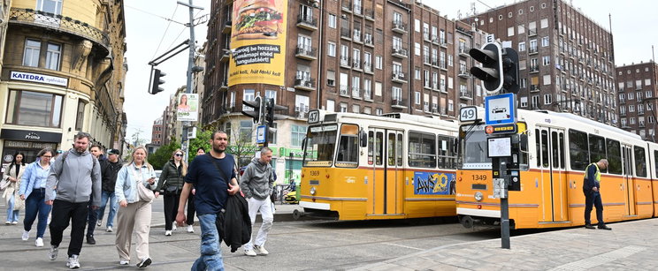Már megint a magyarokon röhög az internet, elképzelhetetlen dolgot fotóztak az út szélén