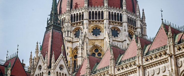 Megváltozik a Parlament homlokzata, Magyar Péter tett bejelentést