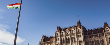 Egy negyedik zászló is felkerülhet a parlamentre, Magyar Péter nyílt levelet kapott