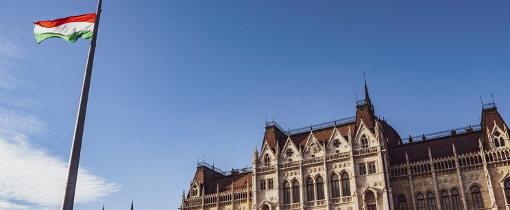 Egy negyedik zászló is felkerülhet a parlamentre, Magyar Péter nyílt levelet kapott